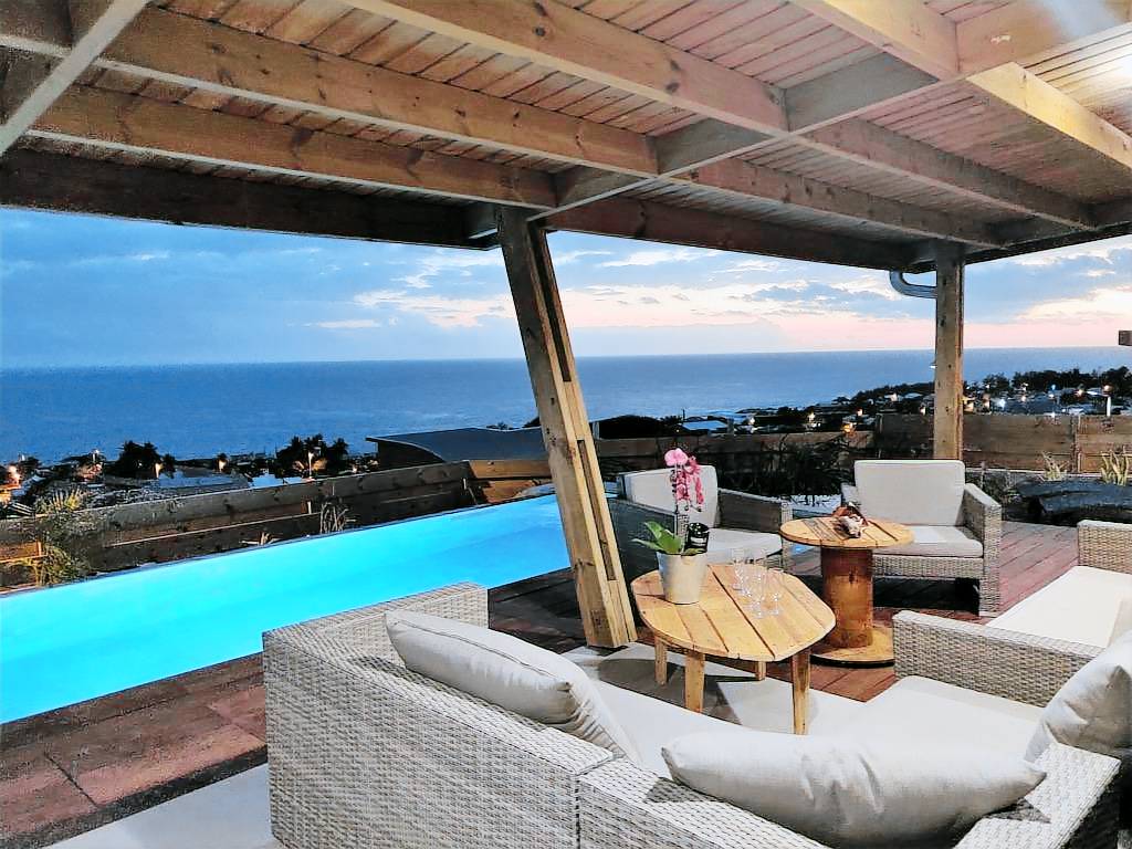 Terrasse couverte et piscine de la Villa Kiwenna au coucher du soleil face à l'Océan Indien